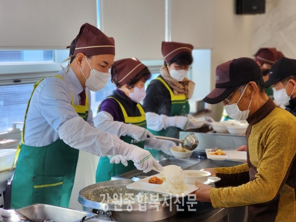 김진태 도지사, 춘천남부노인복지관에서 배식 봉사 진행